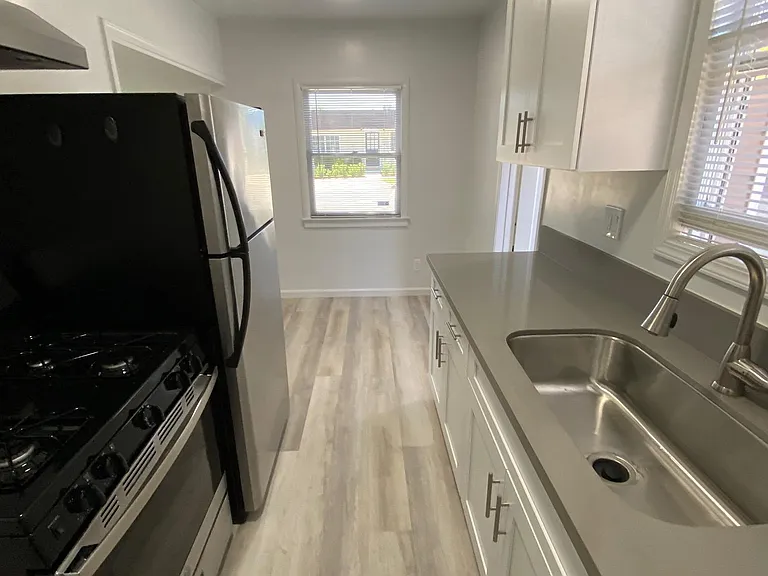 2427 E Villa St — Photo 11