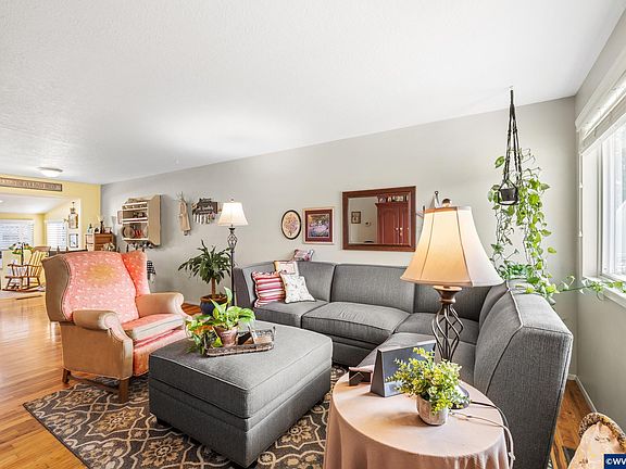 3rd image of 1315 Rainier Rd