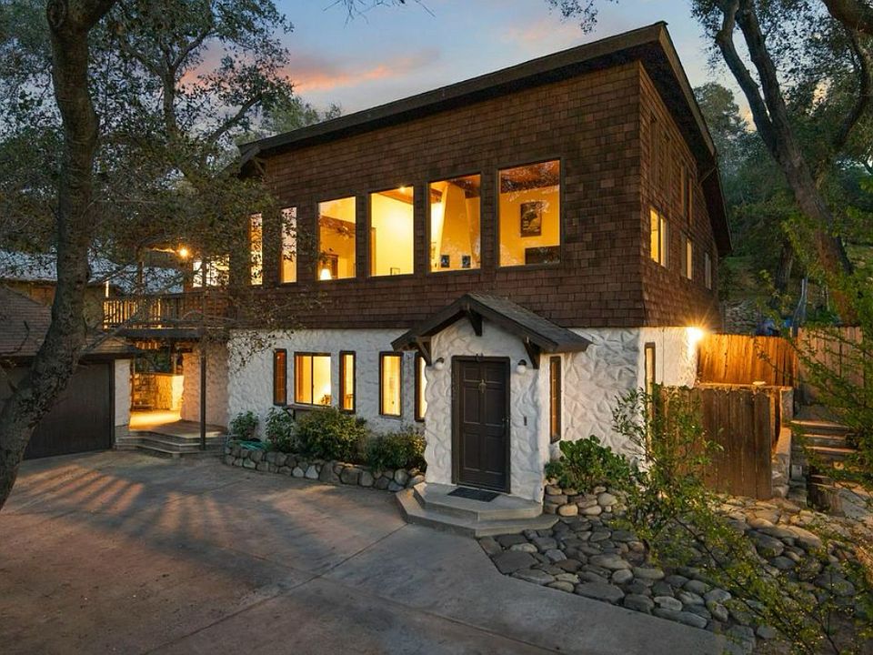 Private home under the Ojai grandfathered oaks with detached two-car garage