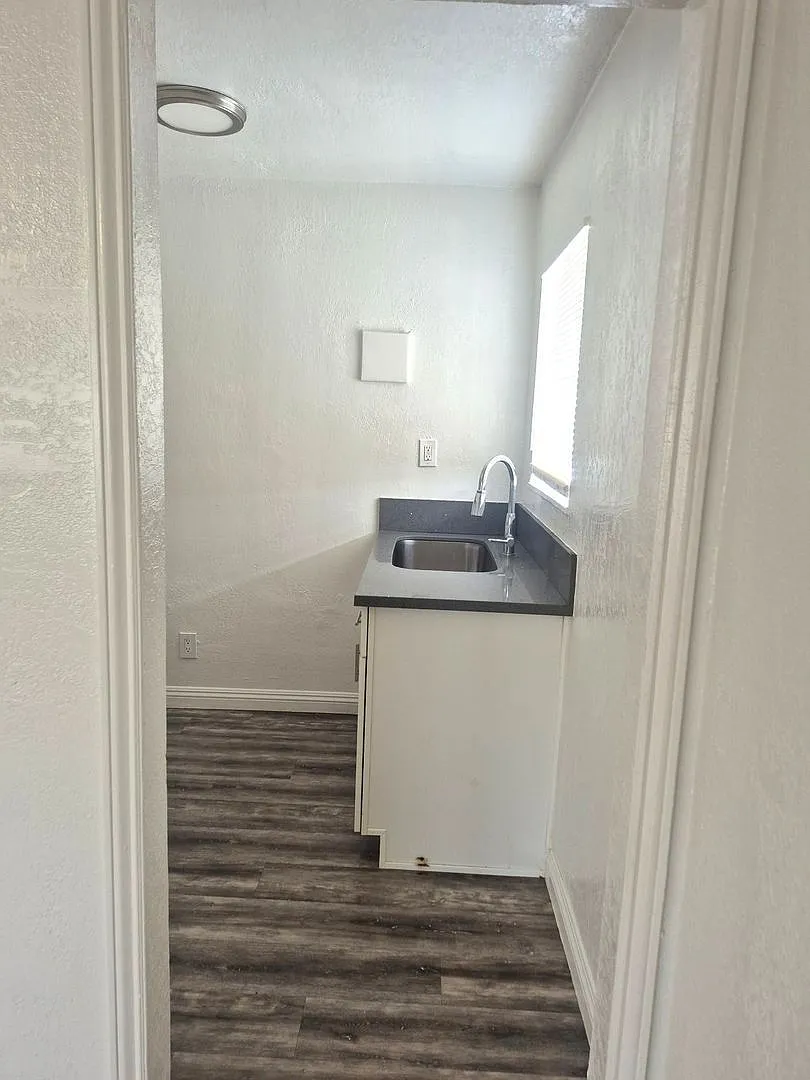 Studio, 1.0 bath, 300 sqft, $1,412 — Photo 3