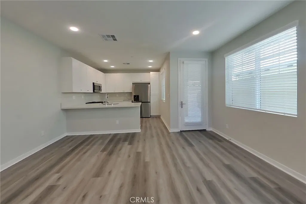 3 bed, 2.5 bath, 1524 sqft, $3,149 — Photo 2