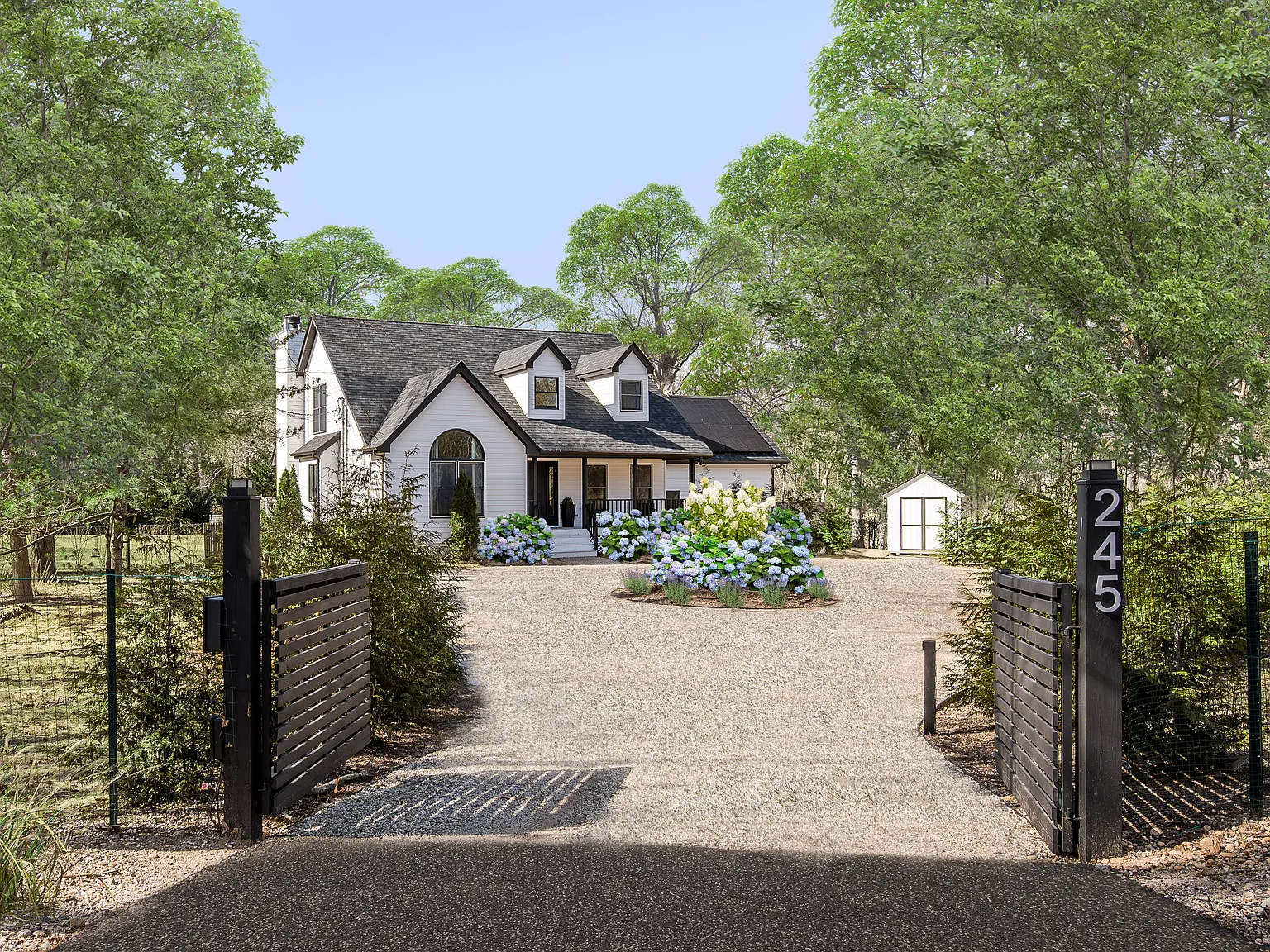 Hamptons Gated Oasis on a Private Acre — Photo 3