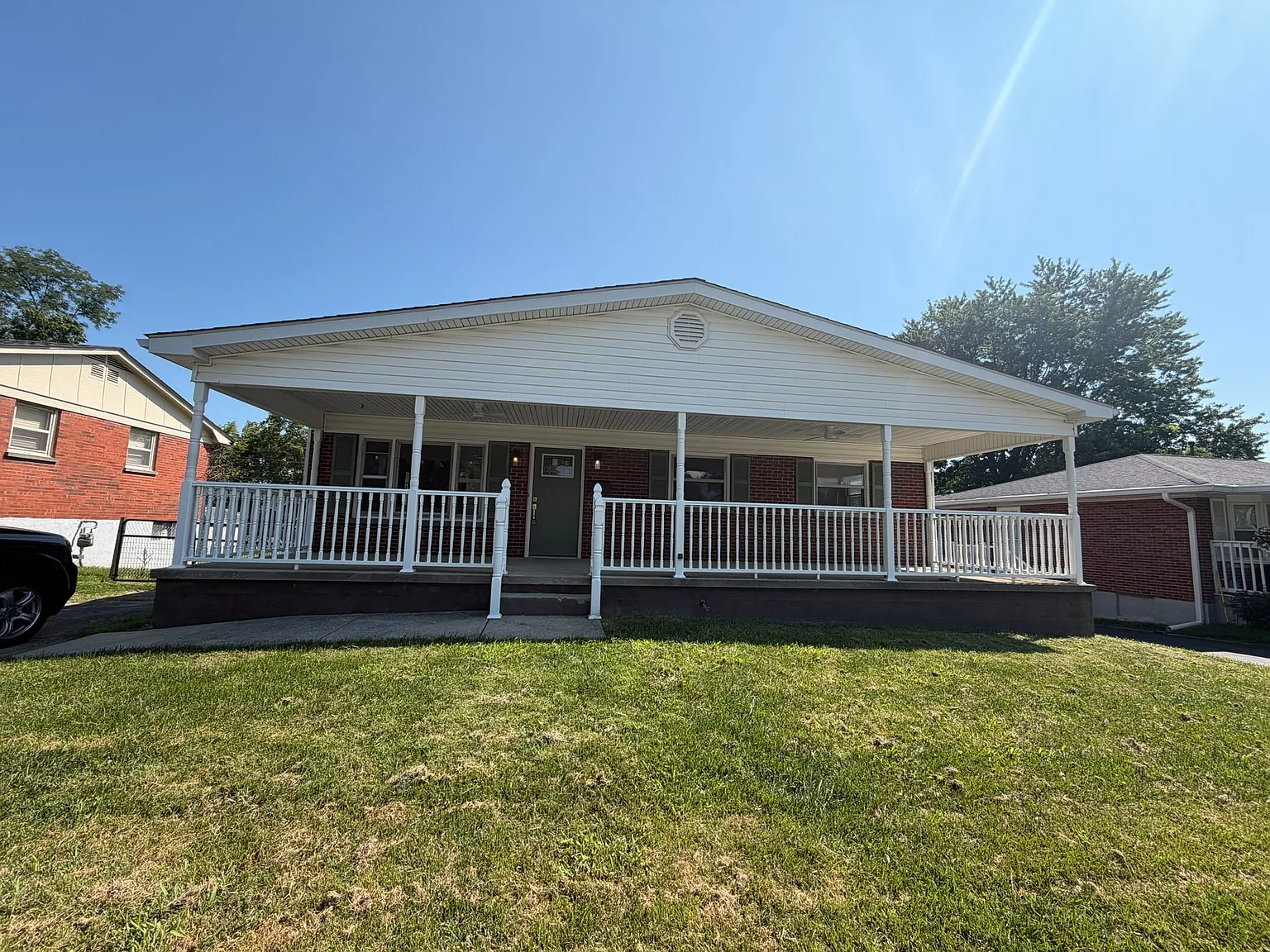 3 bed, 975 sqft, $1,875 — Photo 1