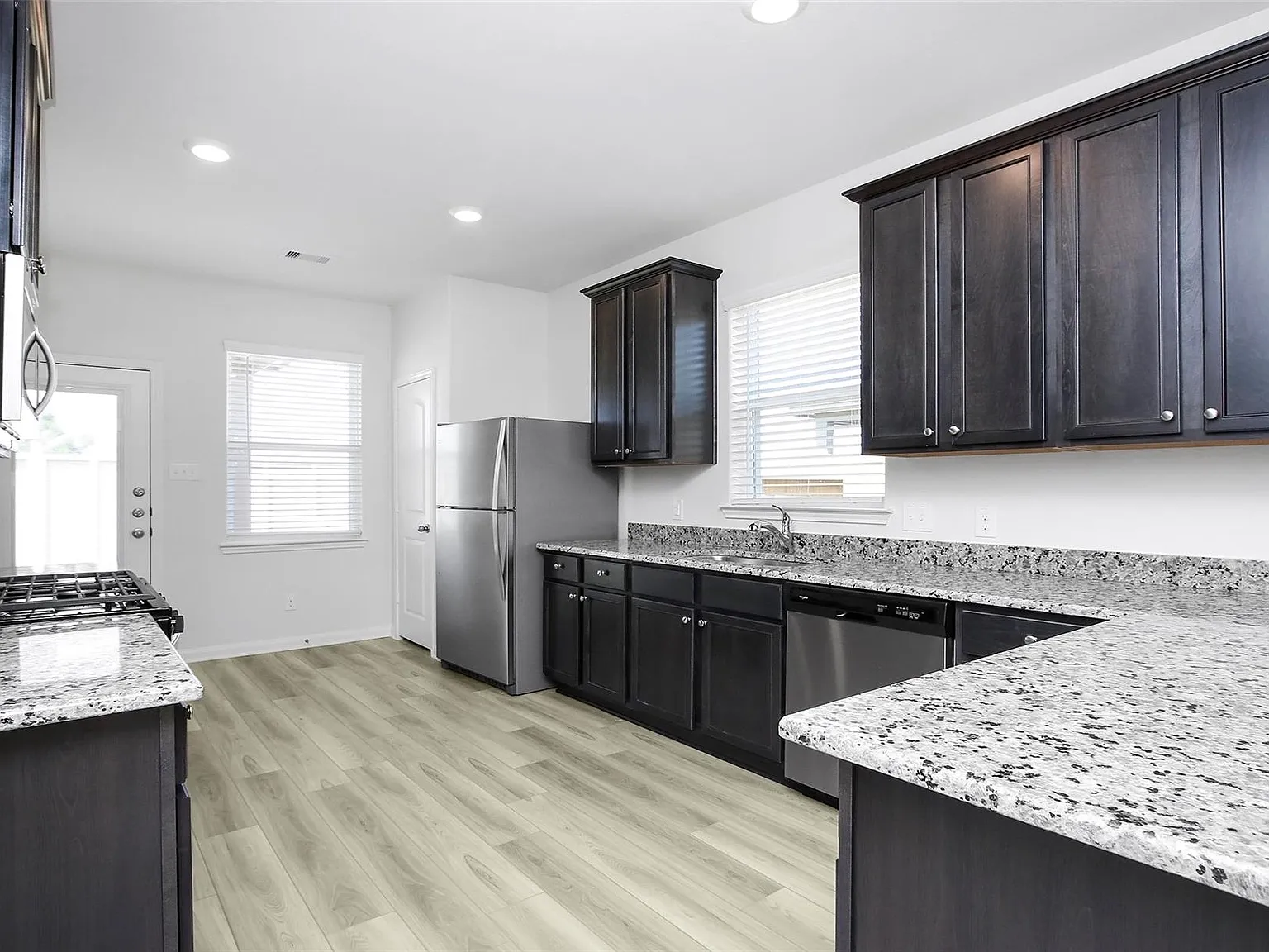 4 bed, 2.0 bath, 1852 sqft, $2,200 — Photo 3