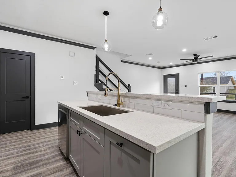 913 Panama St — Photo 8