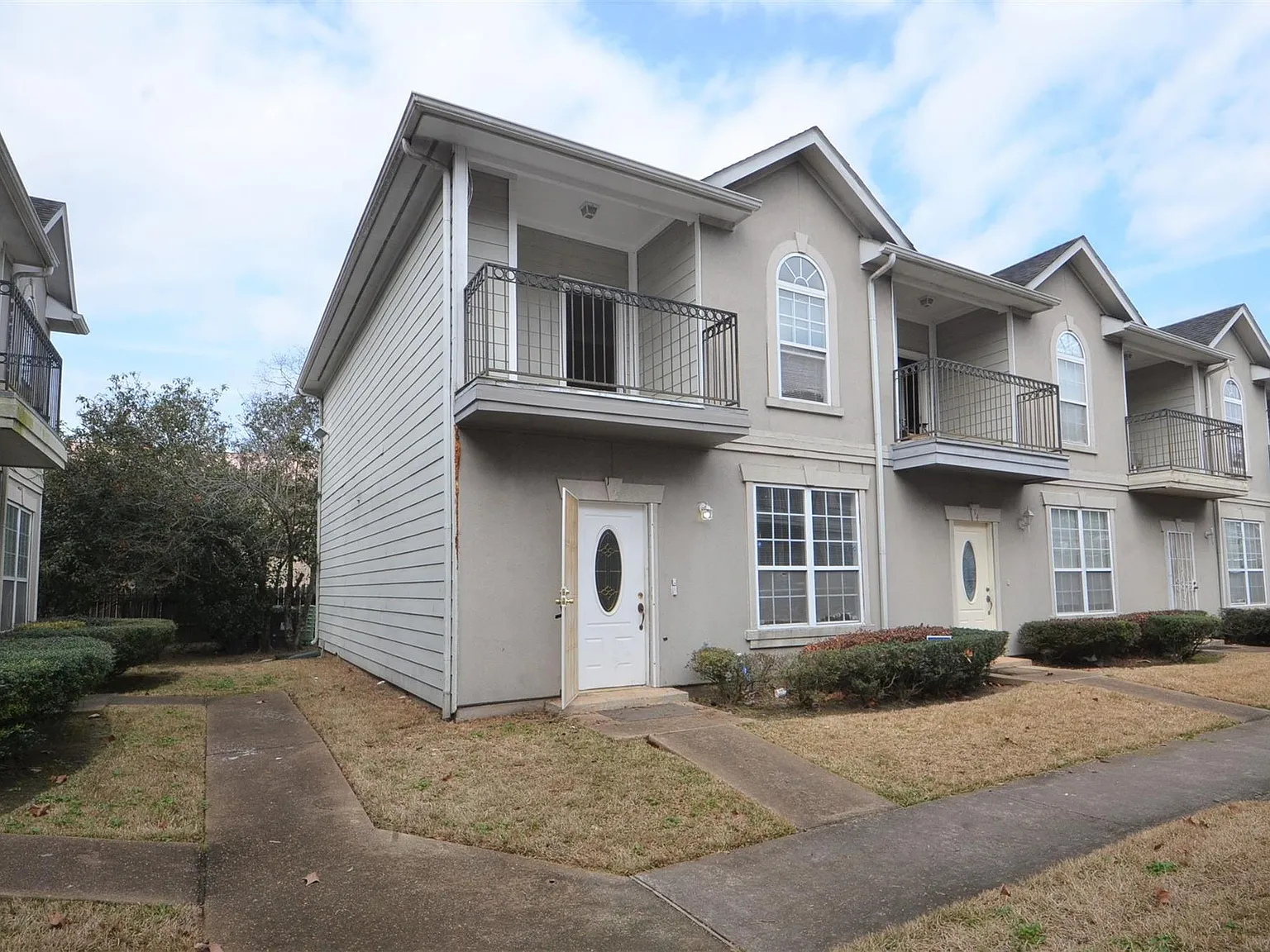 3 bed, 3.0 bath, 1348 sqft, $1,600 — Photo 2