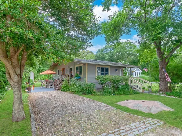 7 Cedarcrest Ave, Mattapoisett, MA 02739