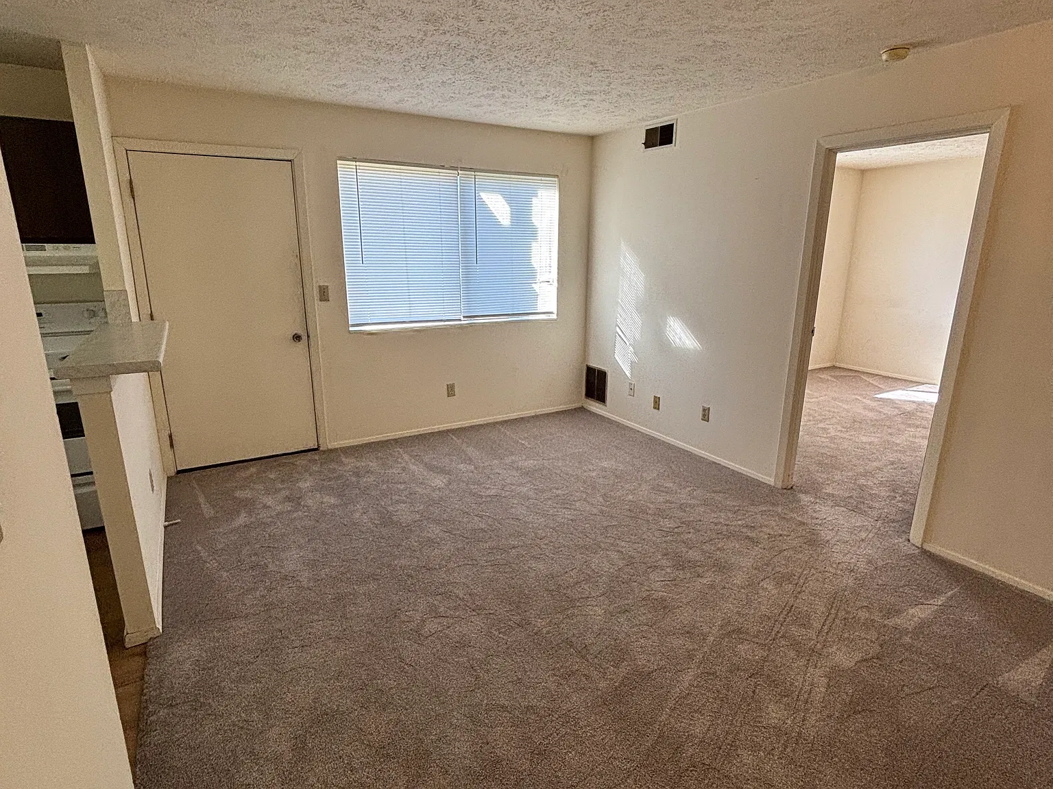 1 bed, 785 sqft, $850 — Photo 2