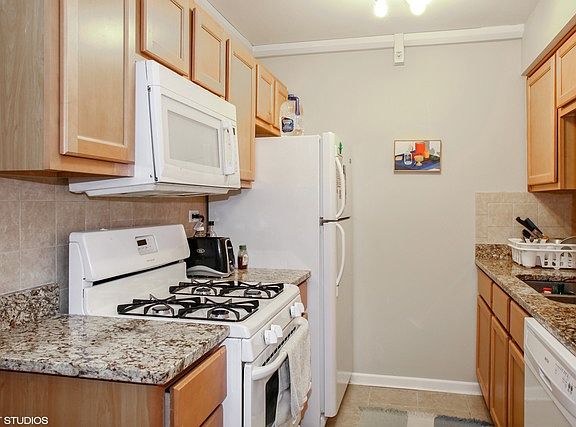 5th image of 425 Gregory Ave