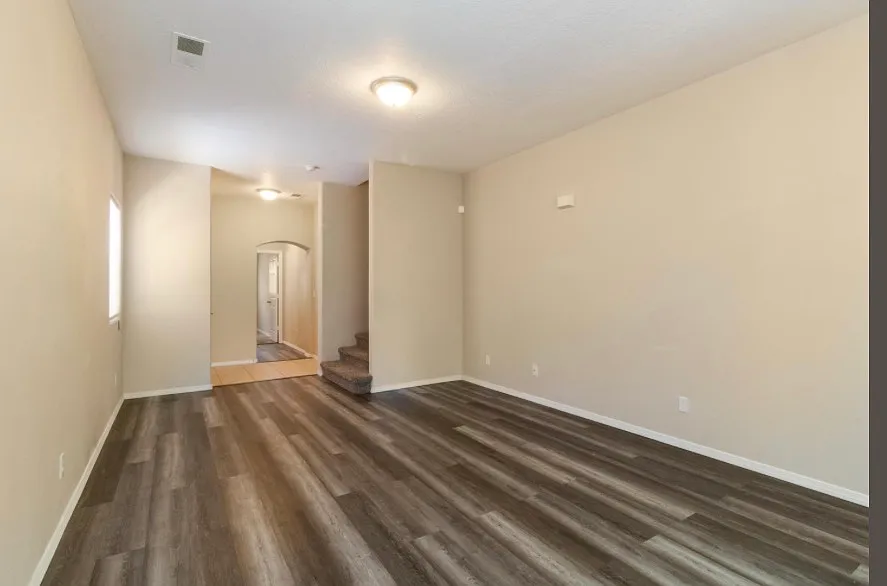 4 bed, 2294 sqft, $3,200 — Photo 3