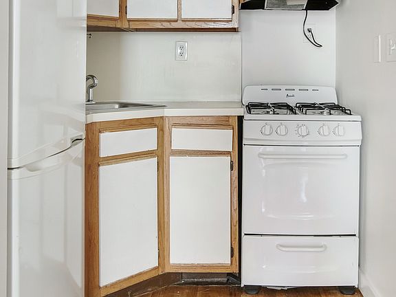 5th image of 275 W 22nd St #2B2