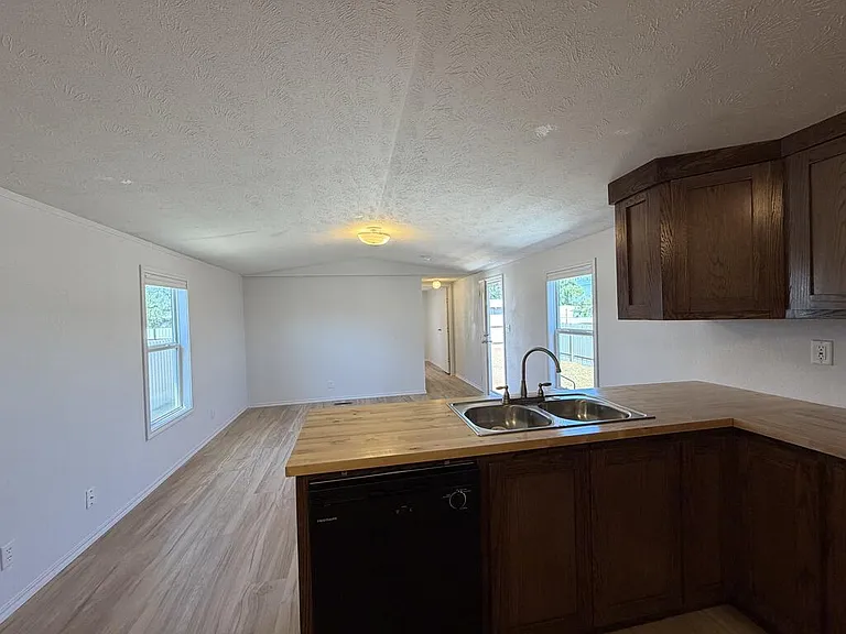 1302 Mobile St — Photo 6