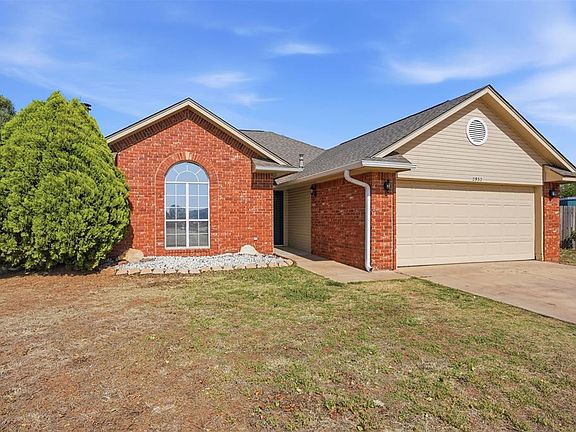 2nd image of 2932 Laurel Cir