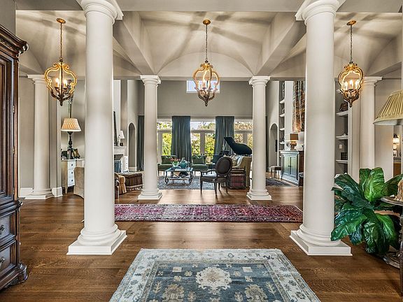 4th image of 19 Spring Valley Ln