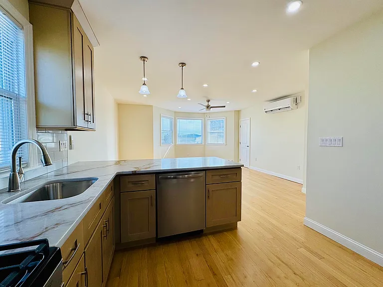 21 E 15th St #2 — Photo 9