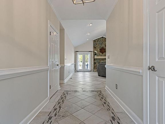 5th image of 100 Crescent Dr