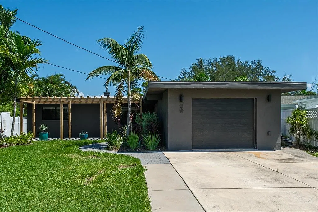 3 bed, 2.0 bath, 1495 sqft, $3,600 — Photo 1
