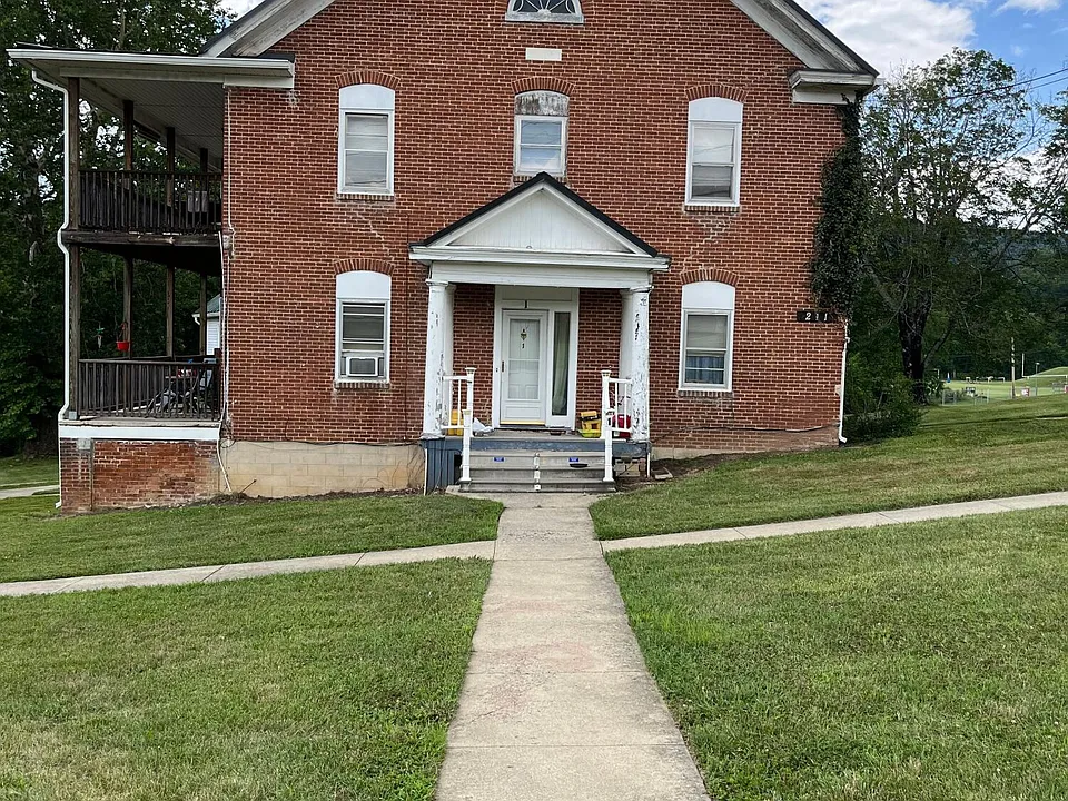 211 College Dr #3
