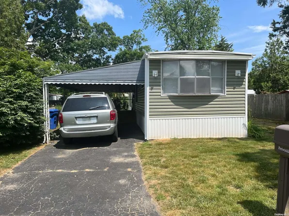 55 Periwinkle Drive, Bohemia, NY 11716