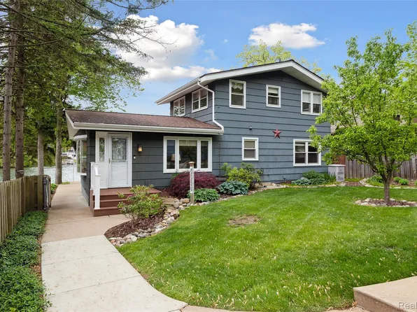 2009 Ridge Rd, White Lake, MI 48383