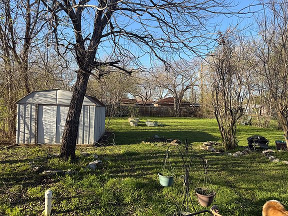 3rd image of 611 Bluebonnet Dr