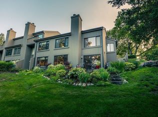421 Shoreline Rd, Lake Barrington, IL 60010