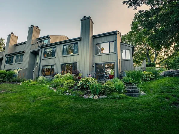 421 Shoreline Rd, Lake Barrington, IL 60010