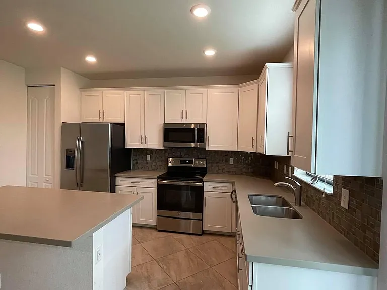 12932 Anthorne Ln — Photo 7