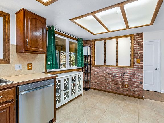 5th image of 1045 Montview Rd