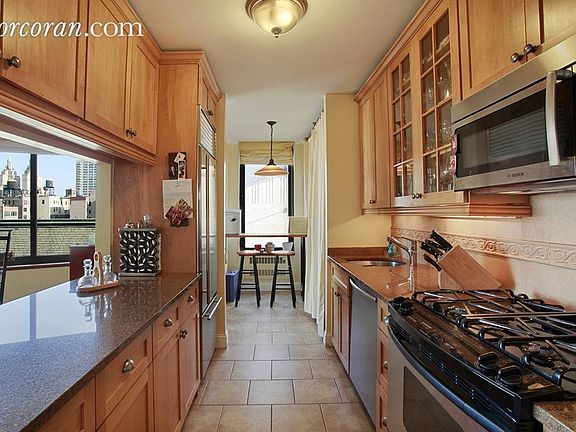 3rd image of 155 W 70th St APT 15A