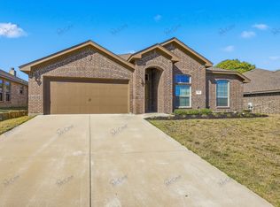 140 Wilson Cliff Dr, White Settlement, TX 76108