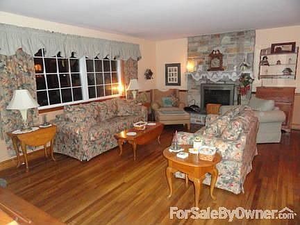 Quaint and Cozy Living Room w/ Fireplace