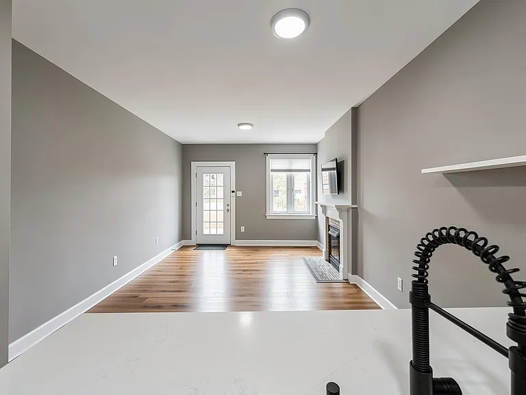 726 Fox St — Photo 7