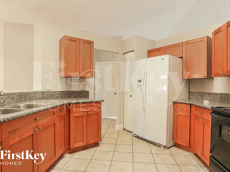 1013 SW 49th Ave — Photo 7