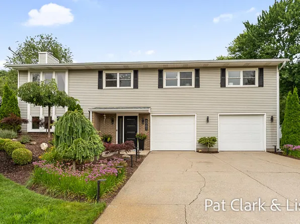 6061 Ridgeview Dr, Norton Shores, MI 49441