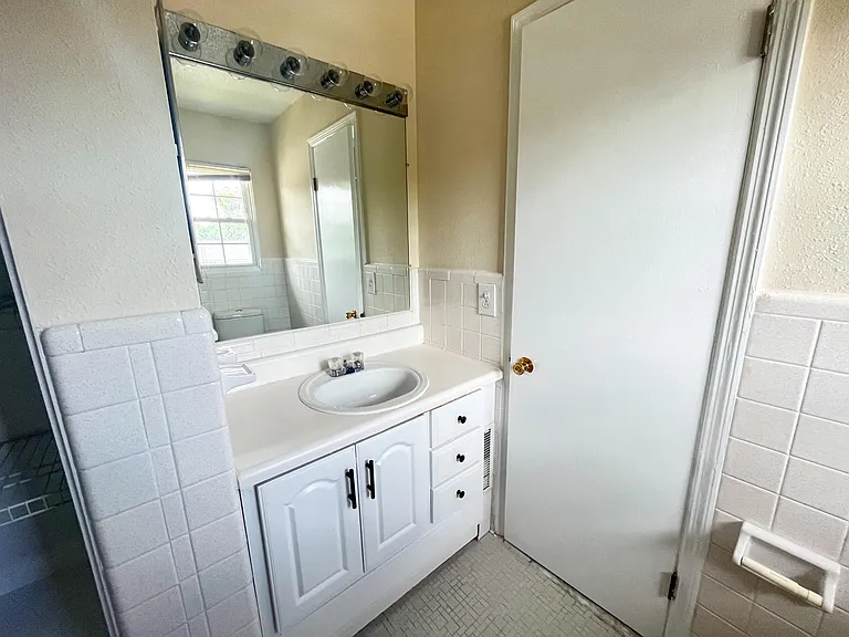4746 Champion Ct — Photo 32