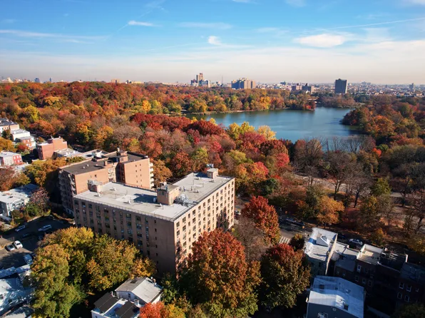 829 Greenwood Avenue image 11 of 17