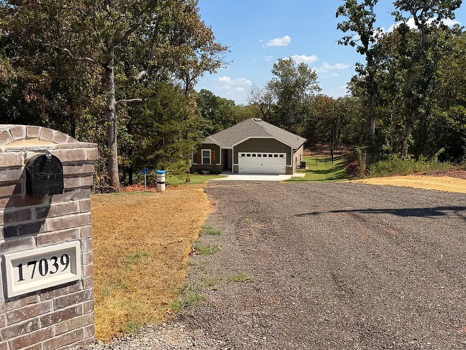17039 Oakridge Cir