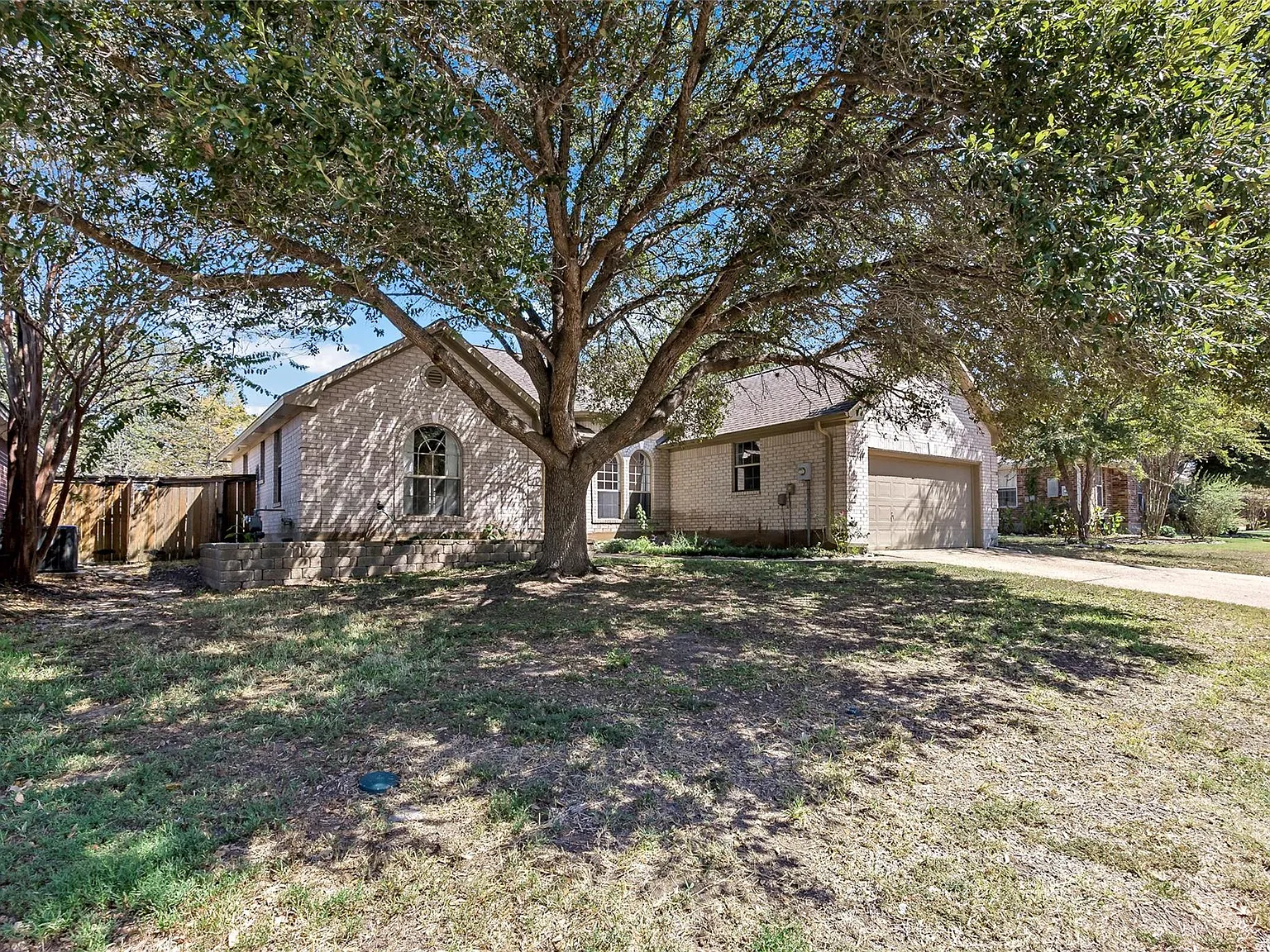 3 bed, 2.0 bath, 1732 sqft, $2,100 — Photo 2