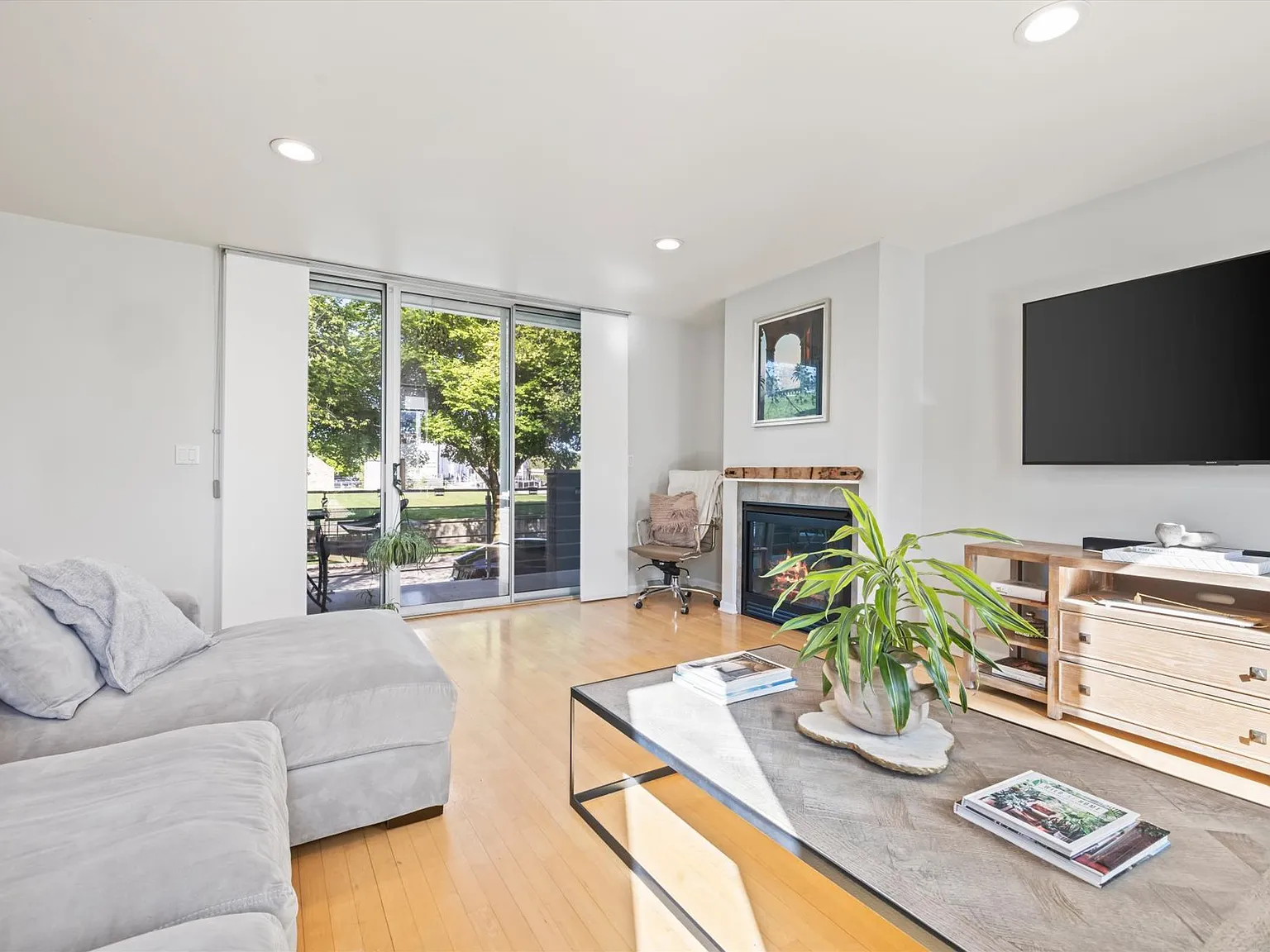 2 bed, 1.5 bath, 1381 sqft, $2,895 — Photo 2