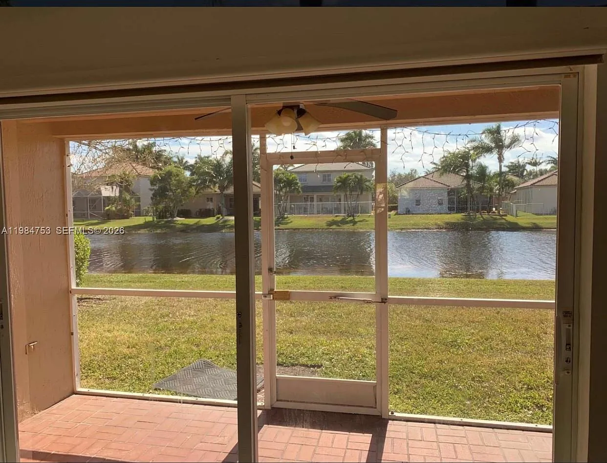 3 bed, 1316 sqft, $3,999 — Photo 3