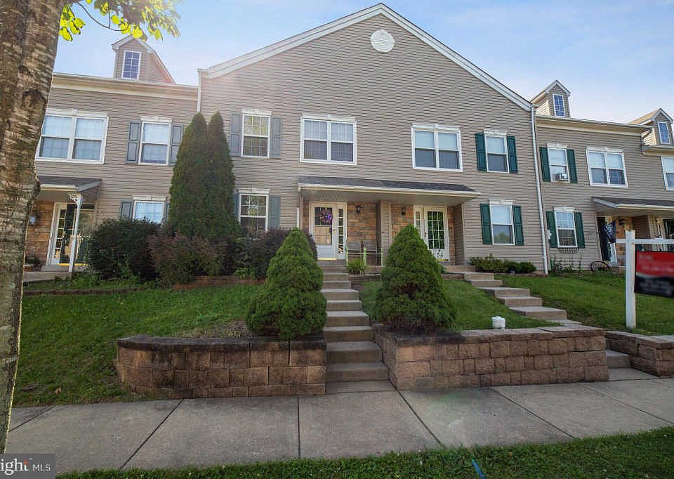 1st image of 7 Bryant Dr