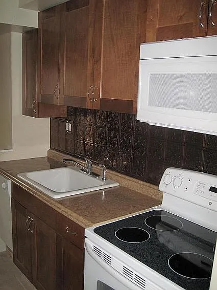1715 W Virginia Ave NE #4 — Photo 2