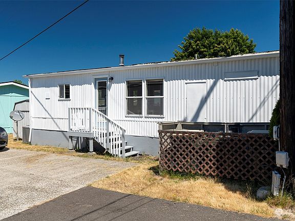 4th image of 4045 49th Avenue SW #11