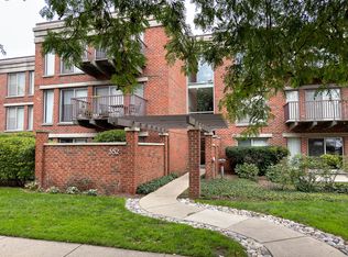 352 Kelburn Rd APT 326, Deerfield, IL 60015