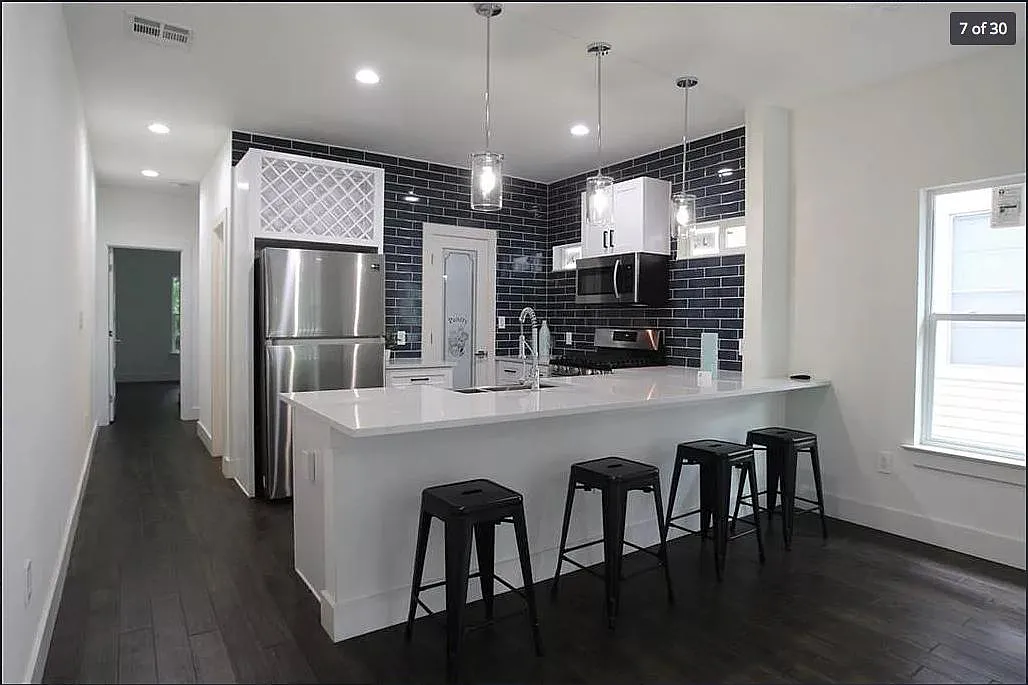 8 bed, 5400 sqft, $13,995 — Photo 3