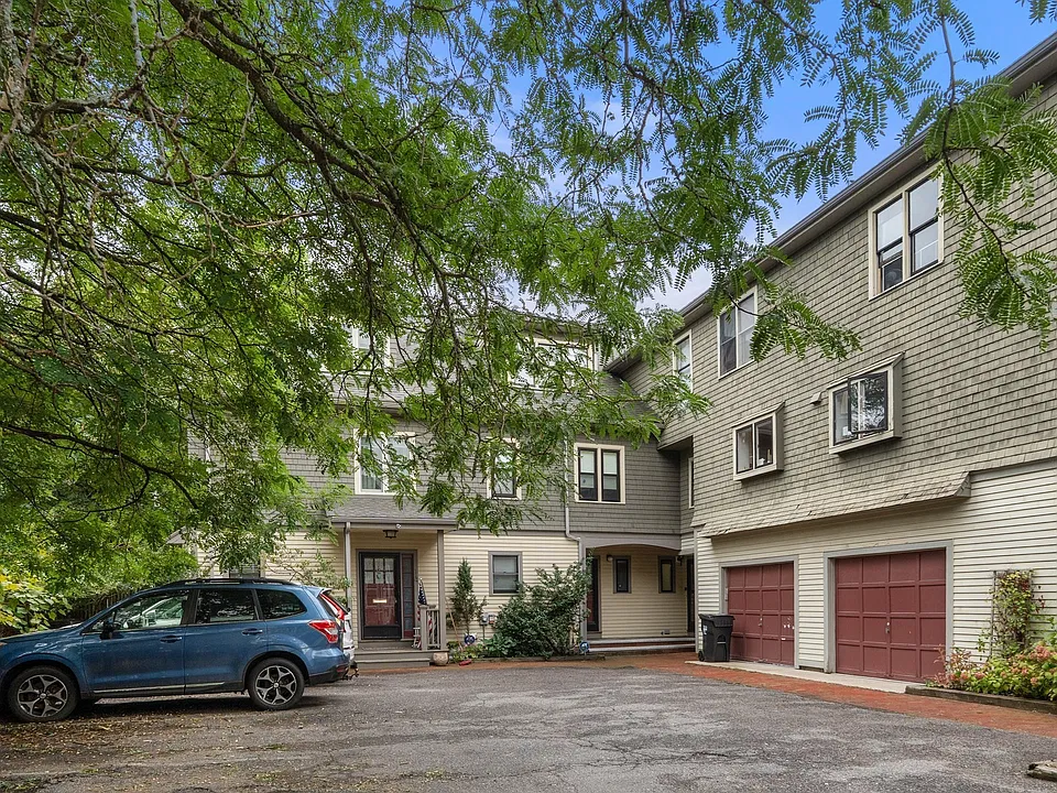 10 Eustis St
