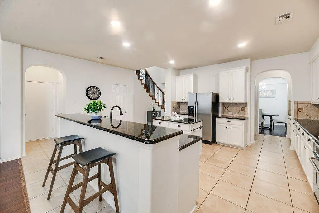 4 bed, 4115 sqft, $3,895 — Photo 3