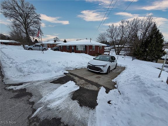 3rd image of 49221 S Meadowbrook Cir