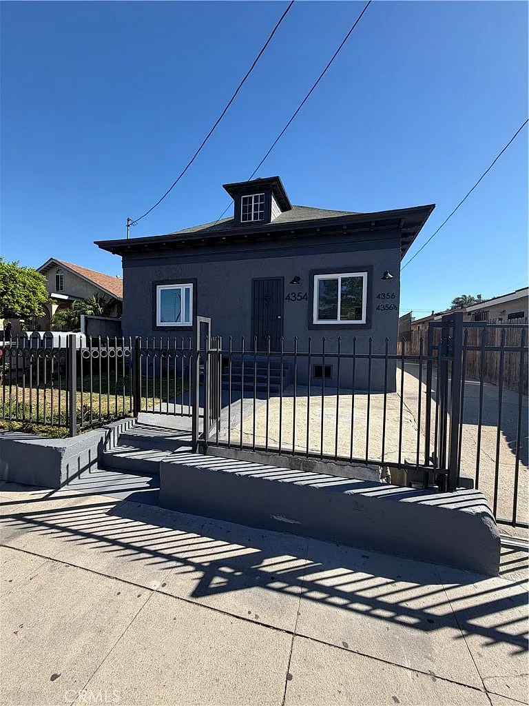 3 bed, 1000 sqft, $3,100 — Photo 2